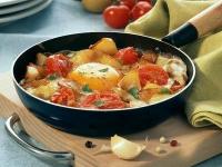 Omleta cu legume, bacon si crutoane`